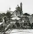 Dem See zugewandte Seite der Kirche mit Grünanlage, 1898
