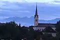 Kirche Heilige Dreifaltigkeit – im Hintergrund der Wendelstein