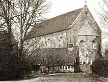 Kirche um 1900, das kleine Küsterhaus davor besteht heute nicht mehr