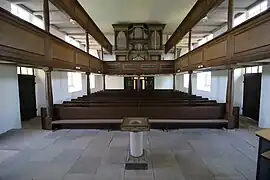 Kirche Oberschmon Blick auf die Orgel, das Kirchengestühl und den Taufstein