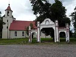 Kirche Skaisgirren (Kreuzingen) mit Eingangsportal zum Kirchhof