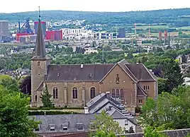 Die Kirche von Zolwer vom Zolwerknapp aus gesehen