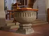 Der gotische Taufstein aus dem 13. oder 14. Jahrhundert