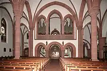 Eingangsportal und Orgelbühne