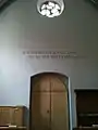 Bibelwort über dem Ausgang