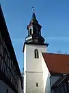 Kirchturm vom Orts-Eingang des Gottesackers