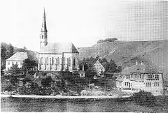 Die Kleinziegenfelder Kirche und das 1907 errichtete Schulhaus von Kleinziegenfeld