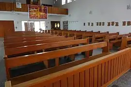 Kirchenschiff mit Kreuzweg (Hinten in der Nische befand sich das Taufbecken)