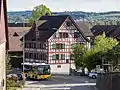 Kirchgasse mit Lindenhof & Postauto