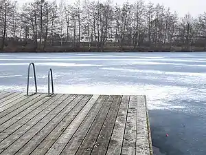 Kirchhorster See mit Badeplattform