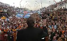 Néstor Kirchner spricht vor Demonstranten gegen den geplanten Bau der Papierfabriken