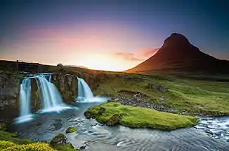 Der Wasserfall mit dem Berg Kirkjufell