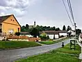 Kiskassa mit Blick auf die Kirche