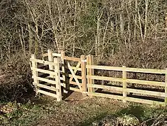 Hölzernes Kissing Gate am Colvithick Wood