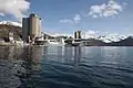 Foto eines direkt am Meer gelegenen Silos in bergiger Umgebung