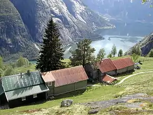 Die Alm Kjeåsen über dem Simafjord, dem östlichsten Teil des Eidfjordes
