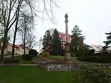 Preßnitzer Mariensäule aus dem Jahre 1699, versetzt nach Klösterle an der Eger, unterhalb der dortigen Pfarrkirche. Ehemaliger Standort war in Preßnitz die Westseite des Stadtparkes nahe am Marktplatz