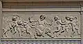 Fries mit tanzendem Satyr an der rechten Frontfassade