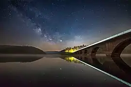 Klamer Brücke und Versetalsperre bei Nacht