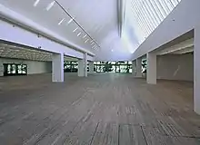 Ausstellungsraum, Beleuchtet durch großen Deckenfluter.
