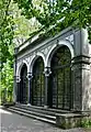 Schrägansicht der Fassade der Loggia Alexandra