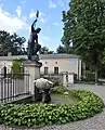 Neptunbrunnen am Remisenhof, dahinter der Flügel der 1950er Jahre