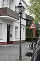 Berliner Gas-Modellleuchte auf Bündelpfeilermast in Alt-Tegel, Berlin