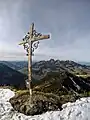 Gipfelkreuz mit Wendelsteingruppe
