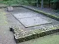 Zweite Bauphase: Brunnen und Grundriss der südwestlichen Baracke mit den zwei verbliebenen Contubernia