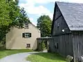 Bauernhaus mit Nebengebäude