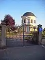 Portal der Gartenseite mit Pavillon