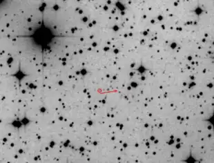 Der Kleinplanet (227770) Wischnewski am 29. November 2016 im Sternbild Zwillinge, aufgenommen vom Entdecker Wolfgang Ries mit einem 46-cm-Newton bei 2000 mm Brennweite. Das Foto zeigt den Kleinplaneten in fünf aufeinander folgenden Positionen im Abstand von 25 Minuten. Jeder Punkt ist die Summe aus 5 Aufnahmen je 5 Minuten.
