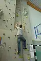 Kletterwand in der neuen Turnhalle von 2002