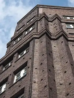Baudetail:Dreiecksformen waren bei expressionistischen Bauten verbreitet.