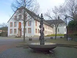 ehem. Kloster in Klausen,vorne der Marienbrunnen