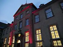 Im dunkeln wird die Fassade des Ehrenhofs stimmungsvoll beleuchtet