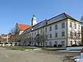 Der Innenhof des Klosters Neustift (heute Landratsamt), im Hintergrund Sankt Peter und Paul