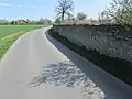Nördliche Grenzmauer aus Grünsandstein am Weg nach Schwefe