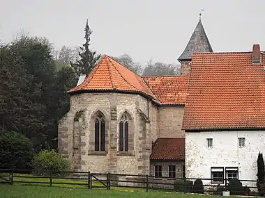 Ostseite mit gotischem Chor,rechts Teil eines Konventsgebäudes