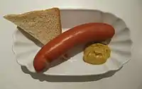 Hamburger Knackwurst mit Senf und Weißbrot