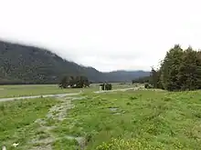 Blick über den SH94 auf die gegenüberliegende Talseite