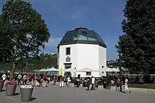 Das Pegelhaus mit dem neuen Glasdach
