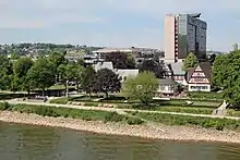 Das Weindorf mit dem zum Rhein zugewandten Mittelrheinhaus