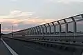 Vergittertes Geländer der Brücke