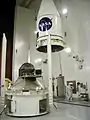 Installation der Nutzlastverkleidung um die Kodiak-Star-Satelliten