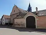Kirche und Tor zum Schlosshof