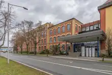 Das Foto zeigt den nördlichen Teil der Fabrikzeile 21, einen Gebäudebereich aus Ziegeln