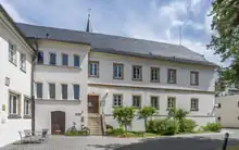 Das Foto zeigt das Gebäude des Hofer Stadtarchives; bzw. vielmehr seine Fassade