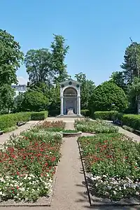 Kongress-denkmal mit Rosengarten