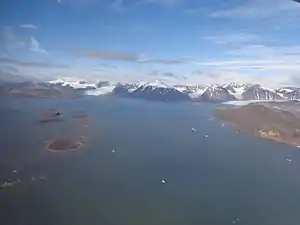 Der Kongsfjord: Blick von Süden über die Lovénøyane